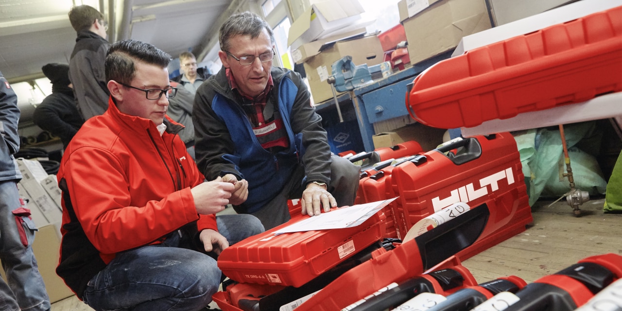 Hilti associate explaining the ON!Track solution to a client.