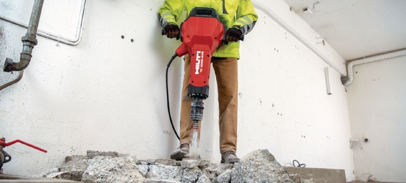 TE 3000-AVR Heavy-duty electric jackhammer Exceptionally powerful breaker for heavy-duty concrete demolition, asphalt cutting, earthwork and driving ground rods Applications 1